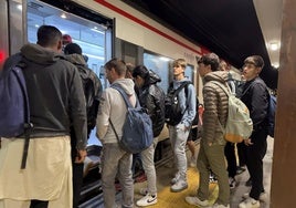 Grupos de estudiantes se agolpan en la estación de Beasain para coger el tren de Cercanías a Tolosa.