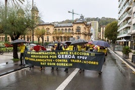 Manifestación de la Plataforma de Agraviados de Geroa, esta mañana en Donostia.