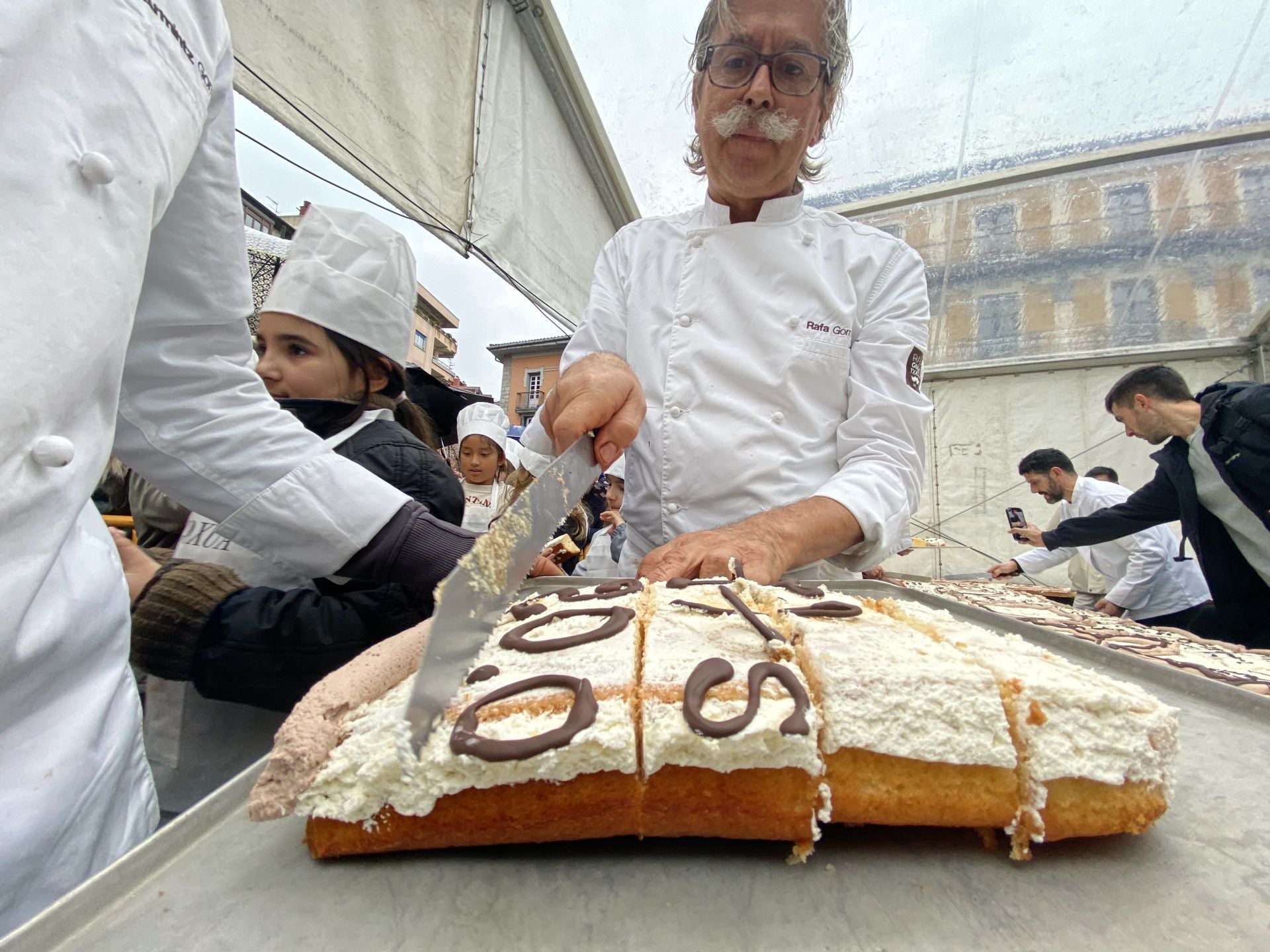 Así ha sido la elaboración del bizcocho gigante en Tolosa Goxua