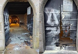 Tablones que han colocado en la puerta del santuario de San Miguel de Aralar quemada tras el incendio de esta madrugada.