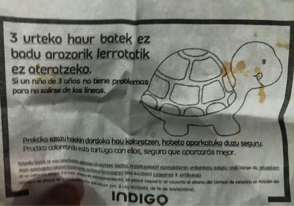 Deja su coche en un parking y no da crédito a lo que se encuentra al volver: «Practica coloreando esta tortuga, seguro que aparcarás mejor»