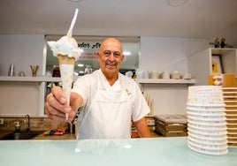 Juan Bracone sirve un helado de arroz con leche.