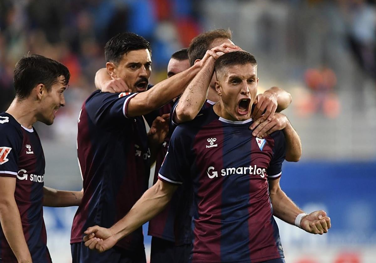 Corpas celebra eufórico su gol frente al Cádiz; es el primero que marca esta temporada.