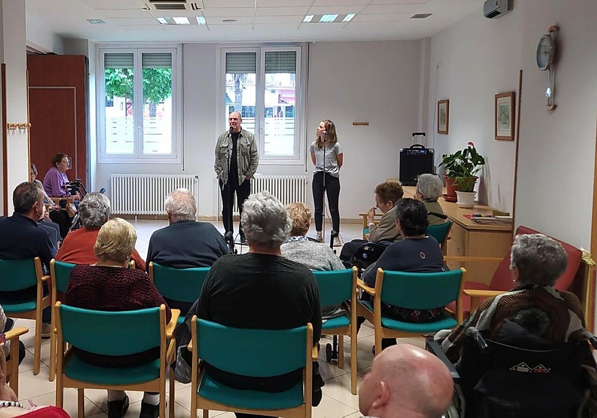 Andoni Egaña y Ainhoa Agirreazaldegi durante la sesión que ofrecieron en Mizpirualde en 2022.
