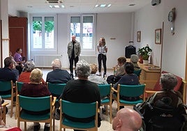 Andoni Egaña y Ainhoa Agirreazaldegi durante la sesión que ofrecieron en Mizpirualde en 2022.