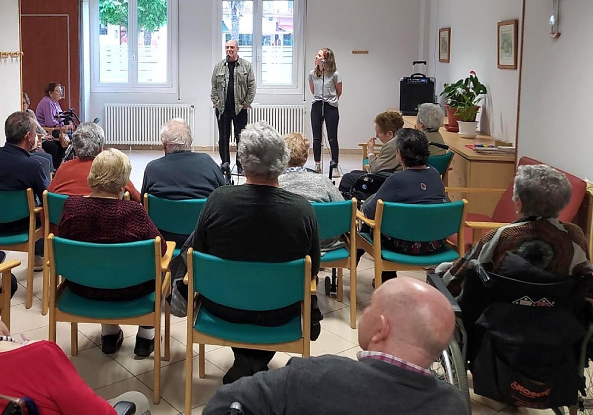 Los bertsolaris Andoni Egaña y Eneritz Artetxe participan en la iniciativa 'Bertso Bira'.