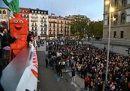 Concentración a favor de las cenas solidarias, en Egia.