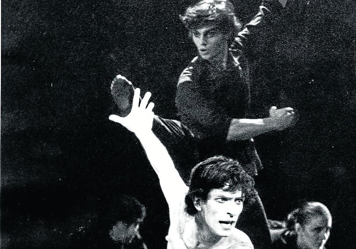 En primer plano, Víctor Ullate; detrás, Henry Brown saltando en 'El pájaro de fuego'.