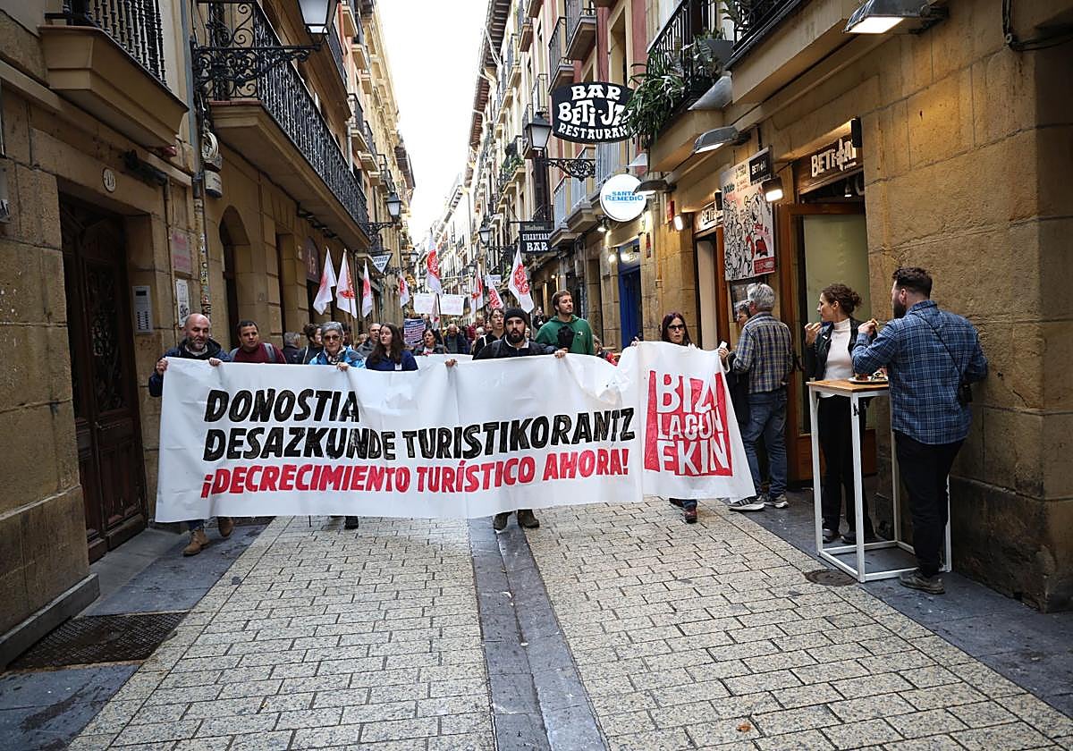 La marcha ha partido a las 12.00 horas desde Alderdi Eder con el objetivo de frenar el desarrollo del turismo en la ciudad.
