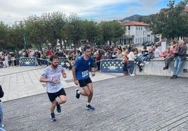 Dos atletas apuran los últimos metros de la Donibane Lohitzune-Hondarribia, el domingo.