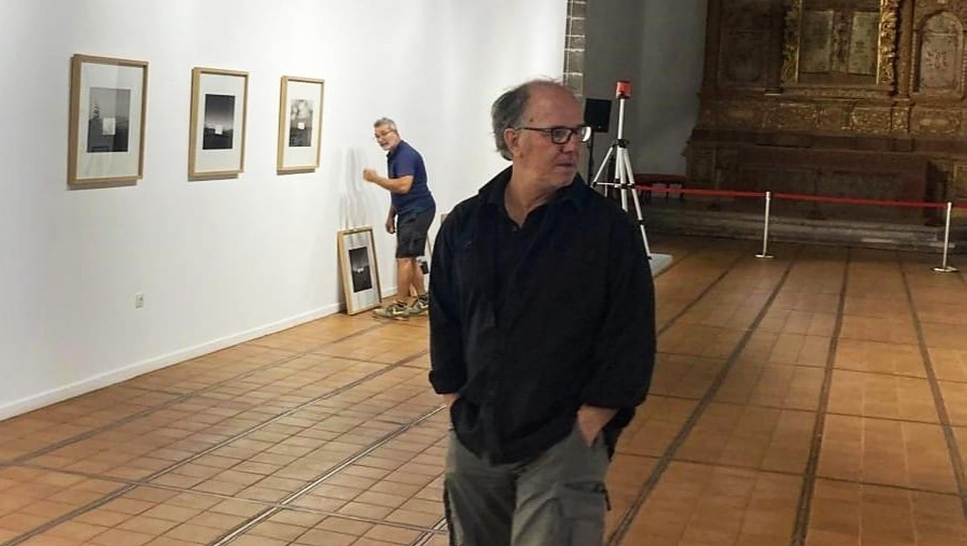 サン・セバスティアンの写真家、アントソン・ヘルナンデスが風景の中に人間の足跡を描く