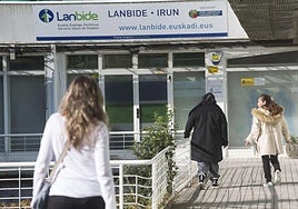 Varias mujeres se dirigen a la oficina de Lanbide de Irun.