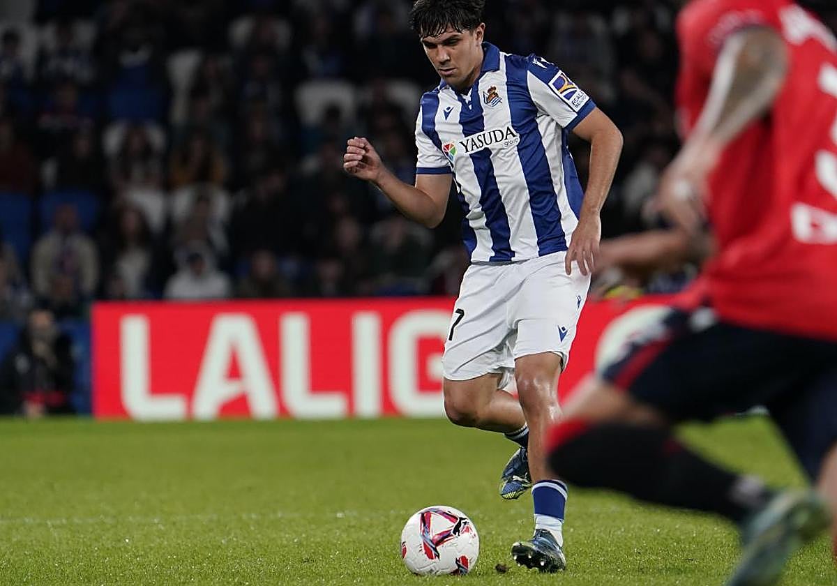 Jon Mikel Aramburu se dispone a dar un pase, ayer en el Reale Arena.