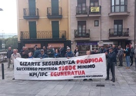 La concentración de este lunes de los pensionistas de Goierri en Beasain.