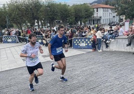 Varios corredores de la Donibane Lohizune-Hondarribia celebrada ayer.