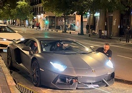 Lamborghini Aventador que tuvo que ser remolcado por una grúa en el Boulevard de San Sebastián.