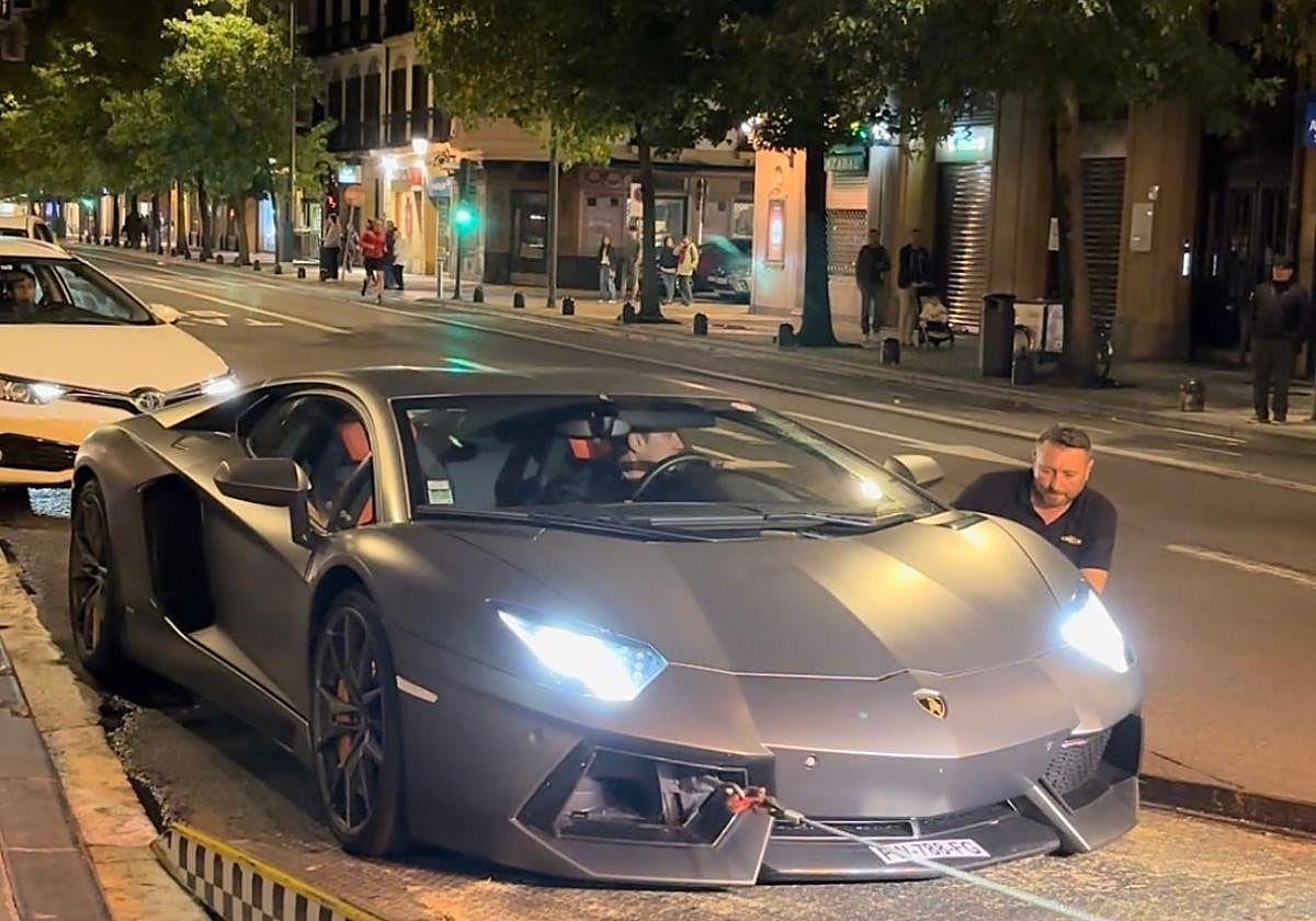 Lamborghini Aventador que tuvo que ser remolcado por una grúa en el Boulevard de San Sebastián.