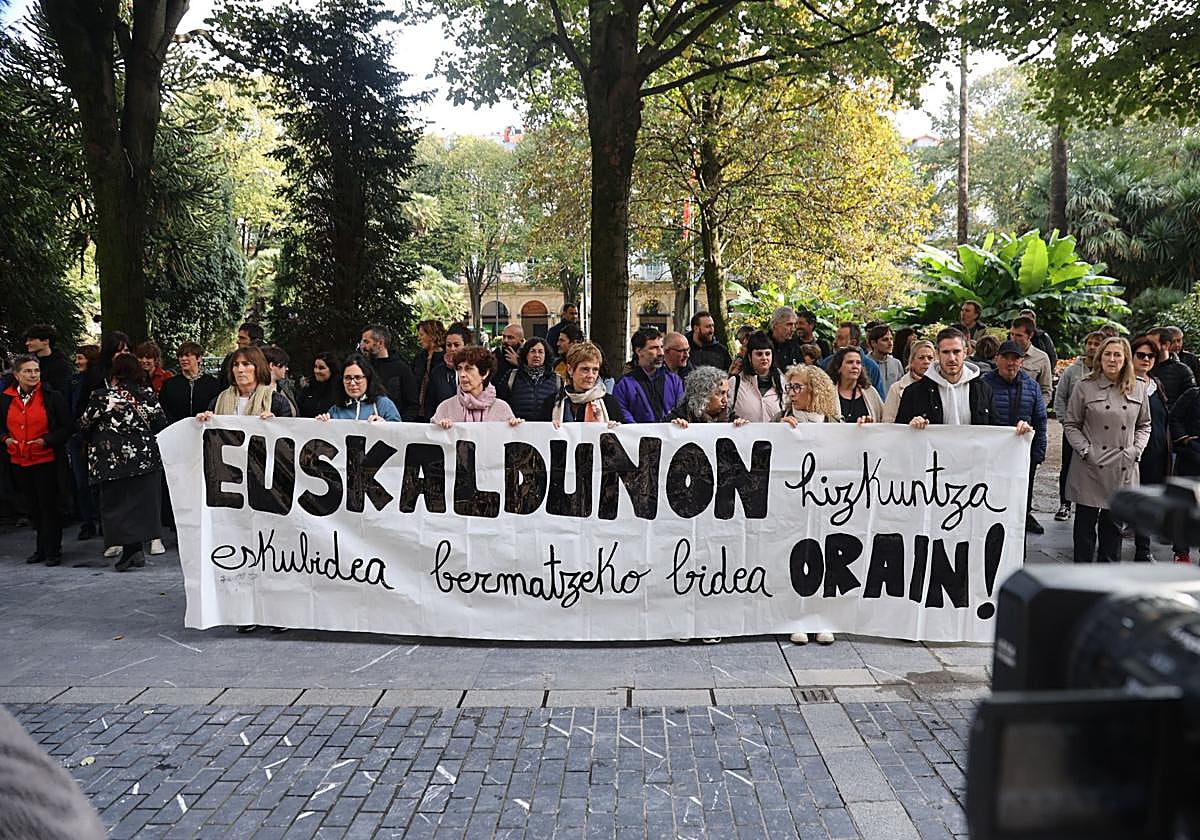 Concentración de ELA, LAB y Euskalgintzaren Kontseilua frente a la Diputación Foral de Gipuzkoa