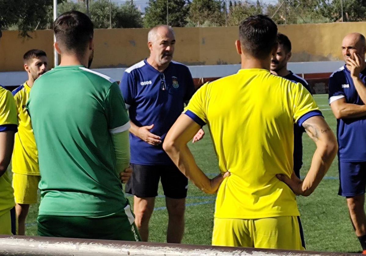 Josip Visnjic da instrucciones a sus jugadores durante un entrenamiento del Jove Español.