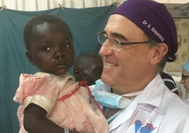 El doctor guipuzcoano con una de sus pacientes en Abidjan, Costa de Marfil.