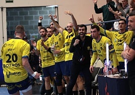 Boskos celebra uno de sus seis goles ante el banquillo del Bidasoa Irun.