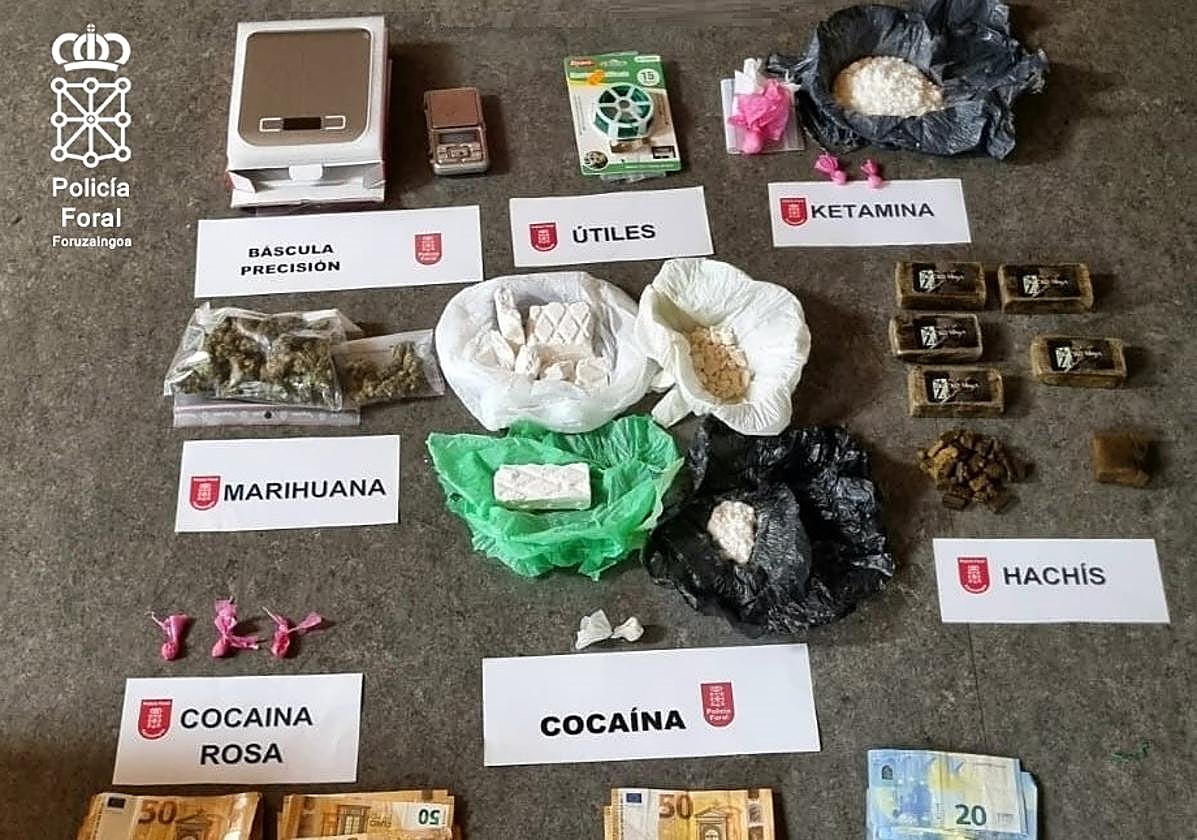 Droga, material y dinero incautado en el registro del domicilio del detenido.