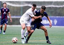 Iker Zubiria pelea la pelota ante un jugador del Gernika.