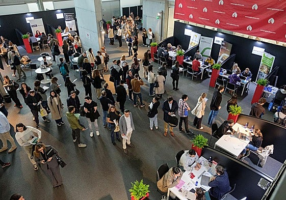 La Feria de Empleo de la Cámara de Gipuzkoa arrancó ayer con numerosos asistentes.