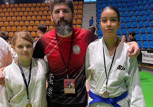 El presidente y entrenador del Judo Club Kalamua, Hegoi Esteban, con las judokas cadetes.