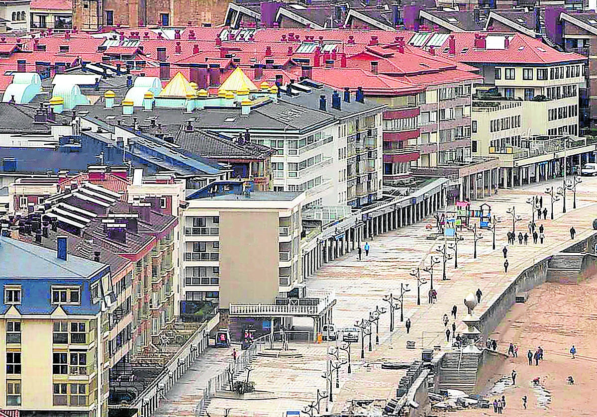 Centro de Zarautz, localidad en la que de las 10 viviendas ofertadas ayer en alquiler, nueve son para arrendamientos temporales.