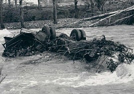 Imagen del estado en el que se encontró el autobús 'La Guipuzcoana' en las inundaciones de octubre de 1953 en Zestoa.