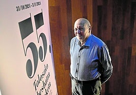 Luis Miguel Espinosa, co-director del Certamen de Tolosa, posa junto al cartel de este año.