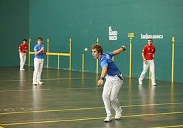 Ibon Ibarra realiza el saque durante el encuentro de debut del Torneo Abanca-DV en este octubre en Matiena.