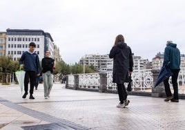 Varias personas caminan por el paseo de La Concha, en Donostia.