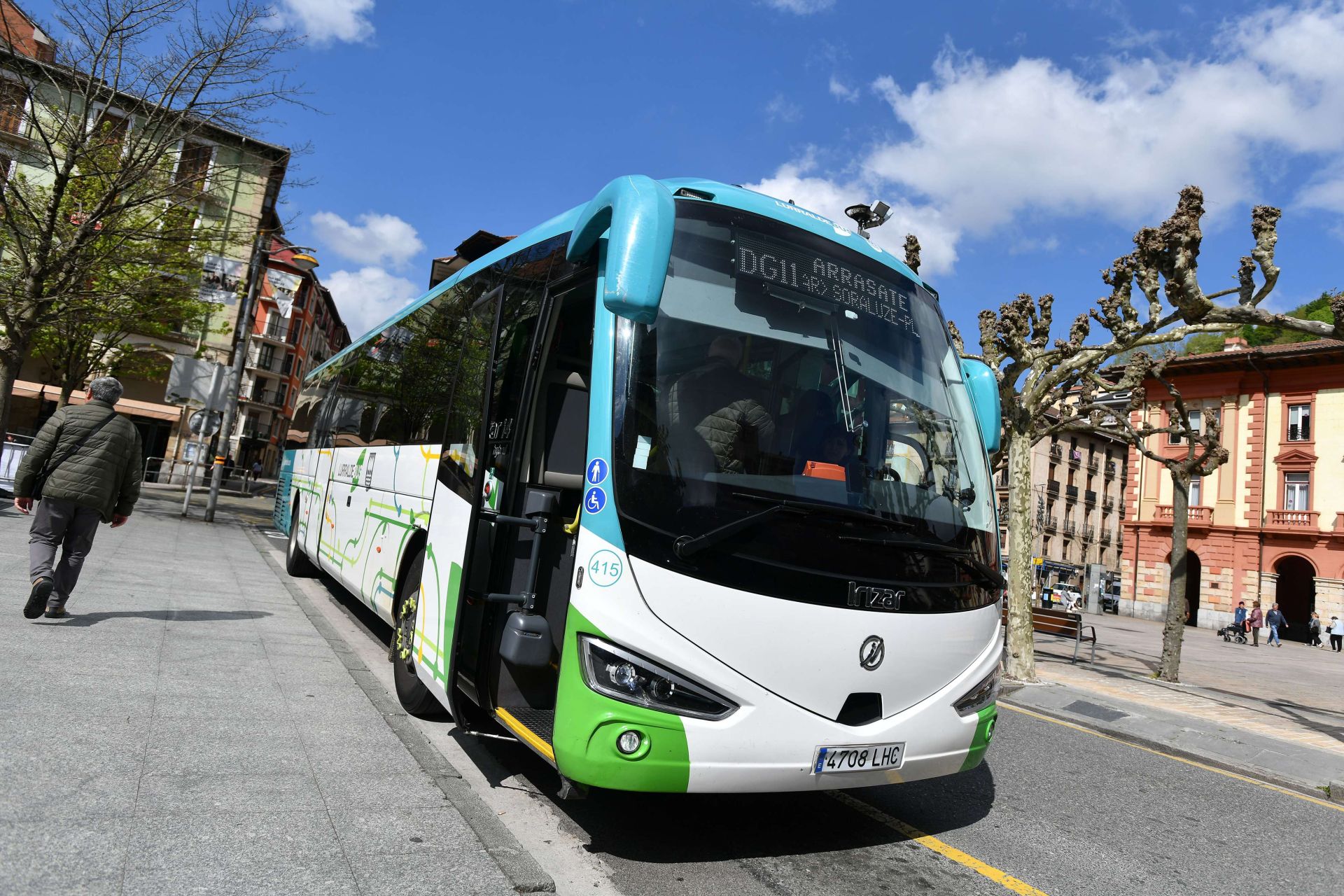 Autobús que cubre la línea Eibar-Arrasate en la localidad armera.