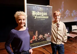 Consuelo Trujillo y Enrique Buleo posan junto con el cartel promocional de la película.