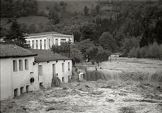 El río Urola a su paso por Zestoa en octubre de 1953.
