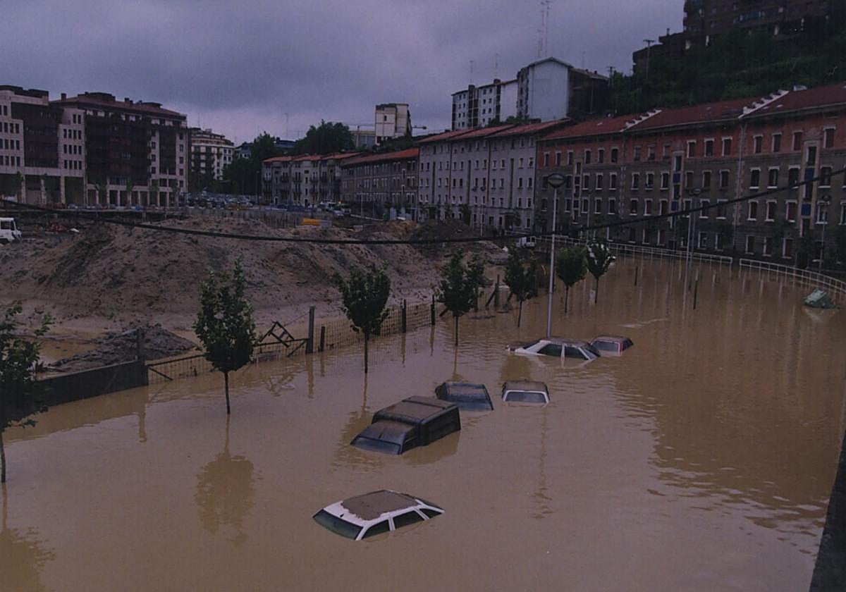 Varios vehículos a la deriva en el barrio del Antiguo, en Donostia.