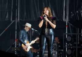 Pablo Benegas junto a Leire Martínez, en el último concierto de ambos juntos en La Oreja de Van Gogh en Zaragoza.