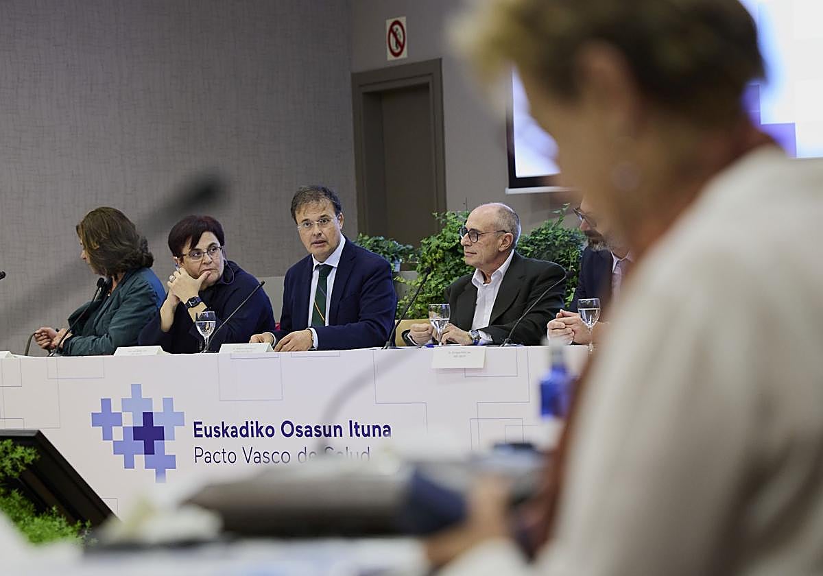 El consejero de Salud, Alberto Martínez (c), durante la reunión de la mesa del Pacto Vasco de Salud este miércoles.
