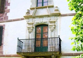 Fachada del Palacio de Datue en Elizondo.