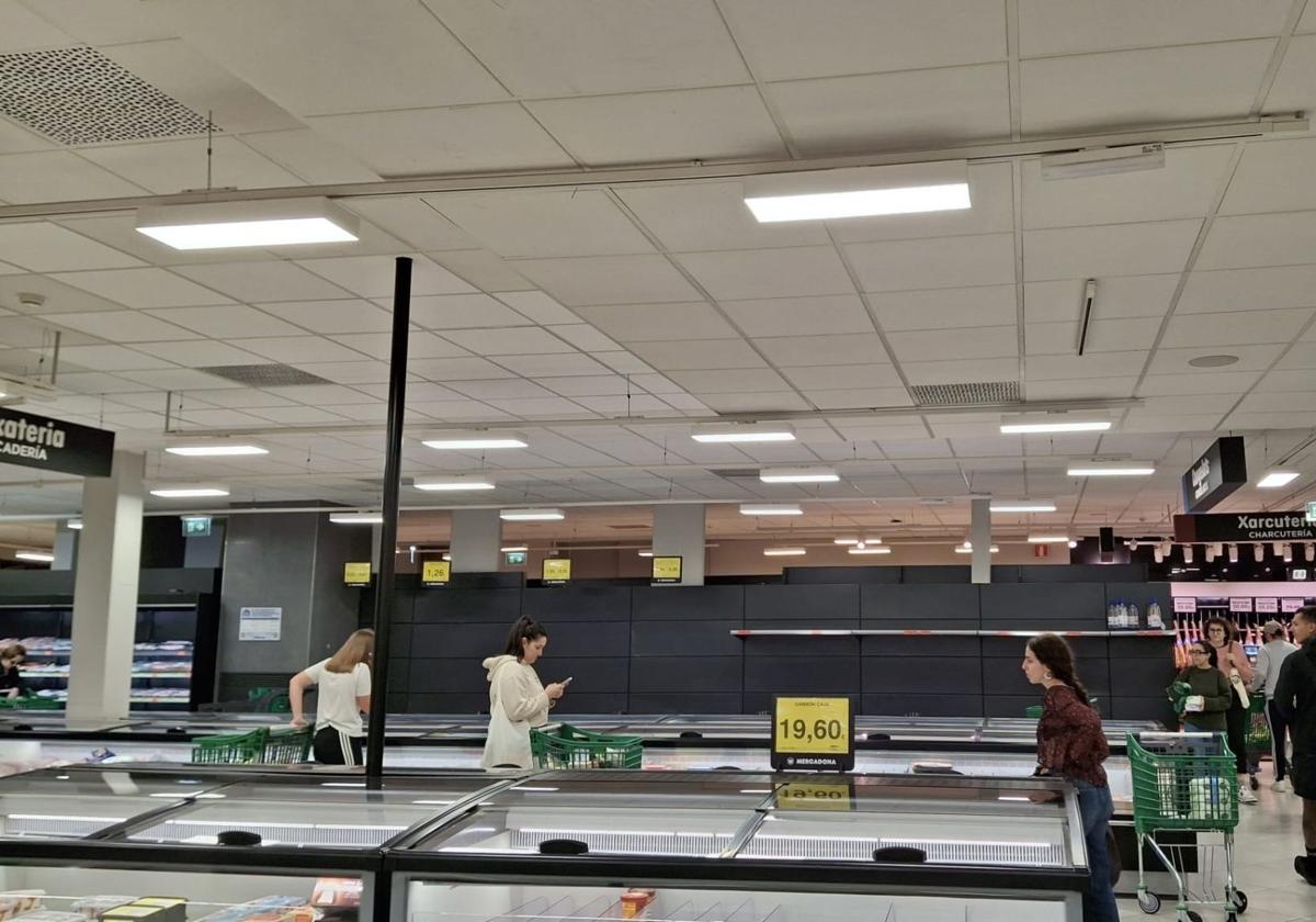 No queda agua embotellada en los supermercados.