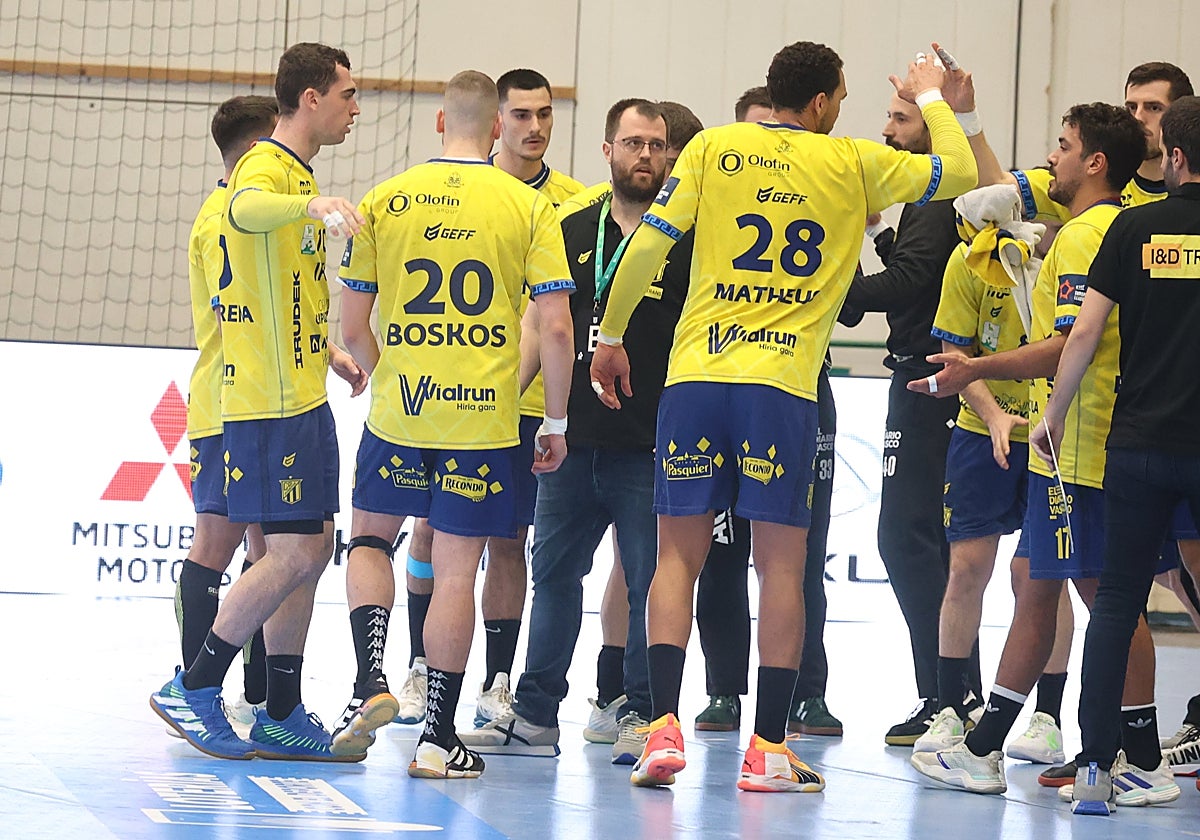 Alex Mozas durante un tiempo muerto en Artaleku.