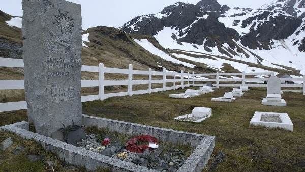 Vista de la tumba del explorador Ernest Shackelton en Grytviken.