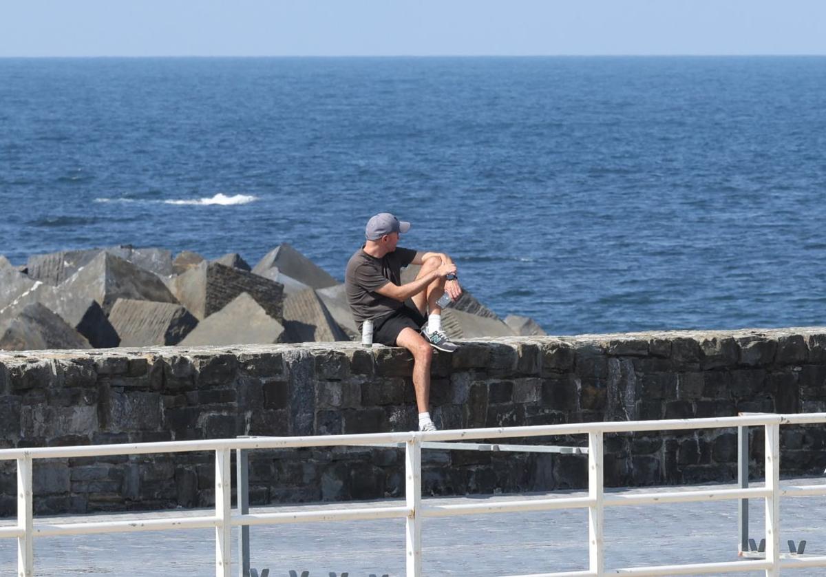 Un hombre disfruta del buen tiempo en Donostia.