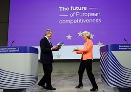 Draghi entrega a la presidenta de la Comisión Europea, Ursula von der Leyen, su informe sobre competitividad