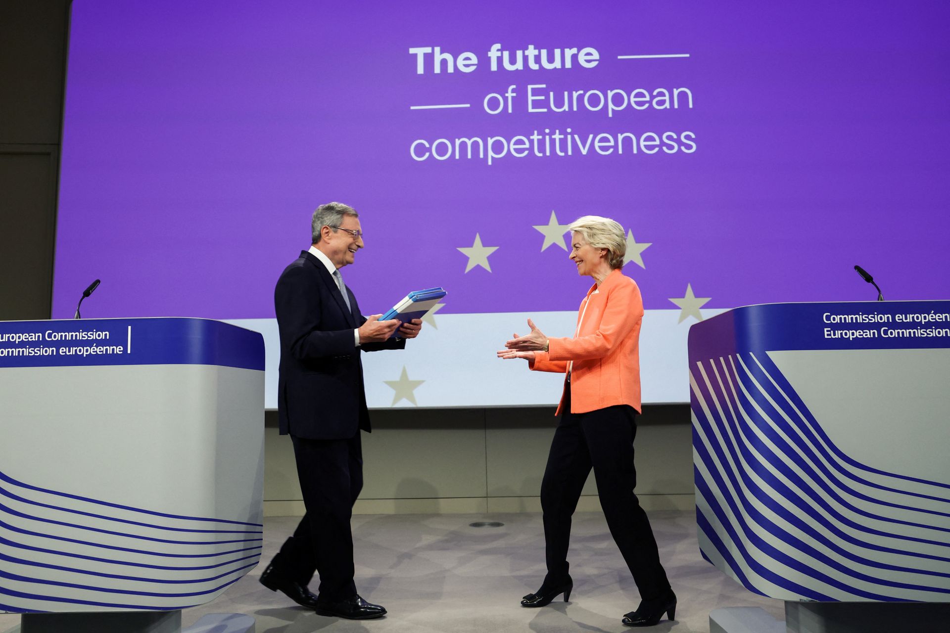 Draghi entrega a la presidenta de la Comisión Europea, Ursula von der Leyen, su informe sobre competitividad