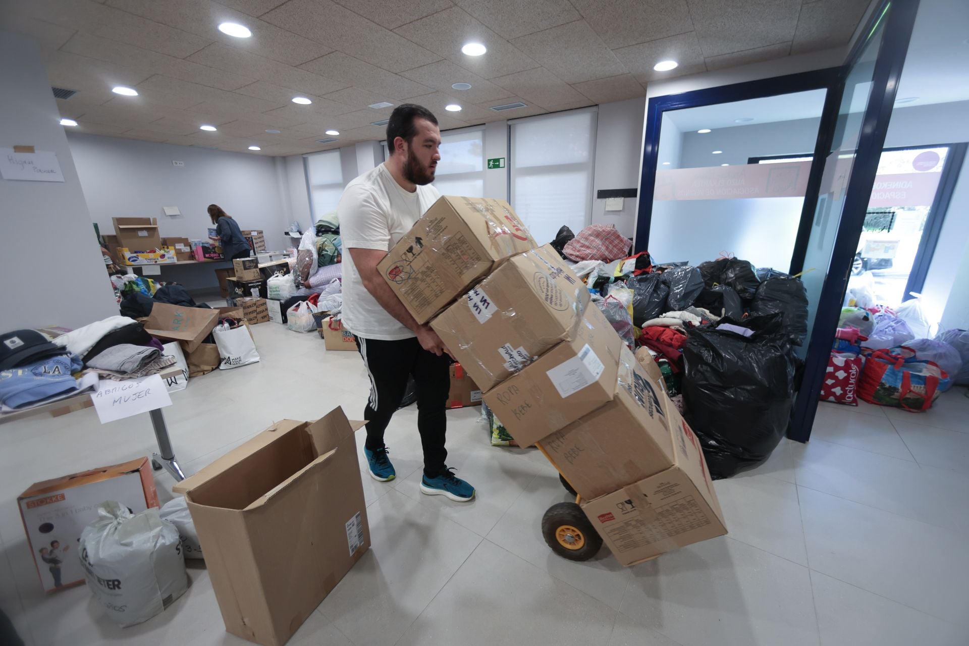 Irun se vuelca con los damnificados por la DANA