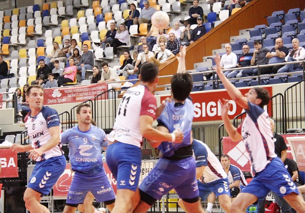 Instante del encuentro entrel el Contazara Zaragoza y el Mek Eibar masculino.