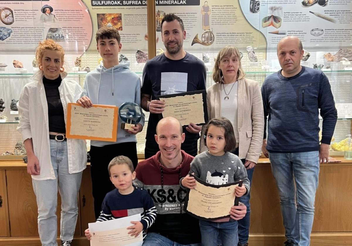 Foto de familia de los premiados del concurso del año pasado junto a los organizadores.